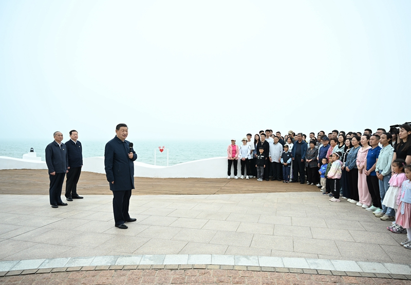 5月22日至24日，中共中央總書(shū)記、國家主席、中央軍委主席習近平在山東考察。這是22日下午，習近平在日照市陽(yáng)光海岸綠道同市民和游客親切交流。