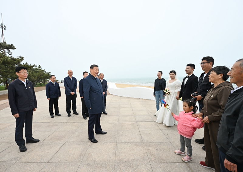 5月22日至24日，中共中央總書(shū)記、國家主席、中央軍委主席習近平在山東考察。這是22日下午，習近平在日照市陽(yáng)光海岸綠道同市民親切交流。